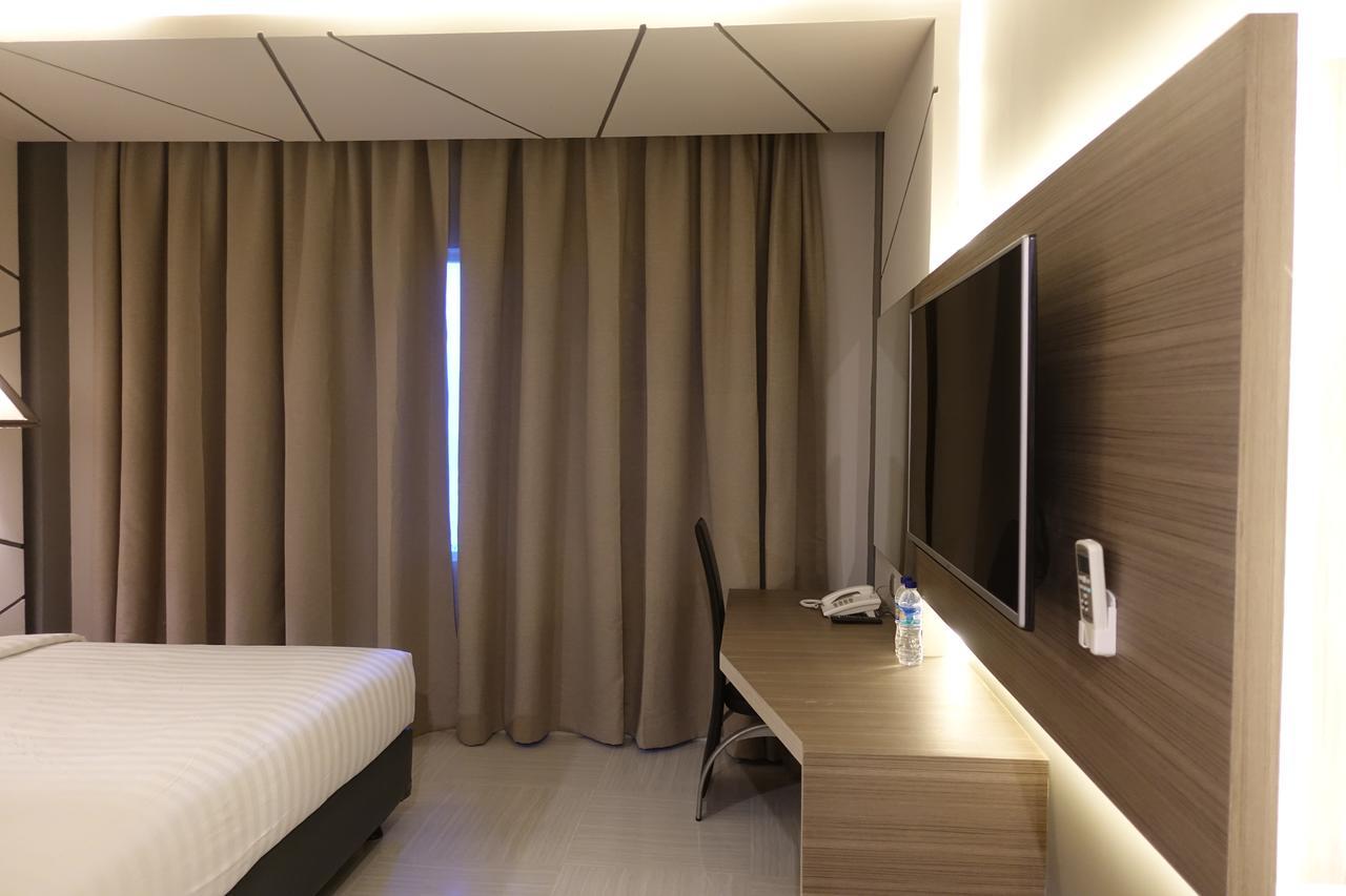 M Hotel Kupang Купанґ Екстер'єр фото